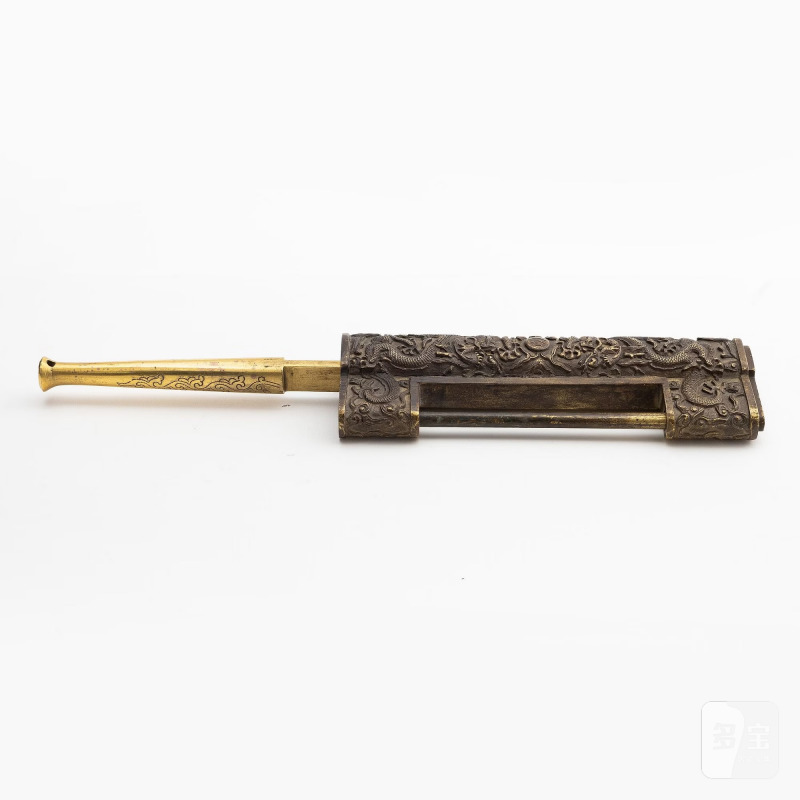 A Chinese gilt five-clawed 'dragon' lock, - 图9